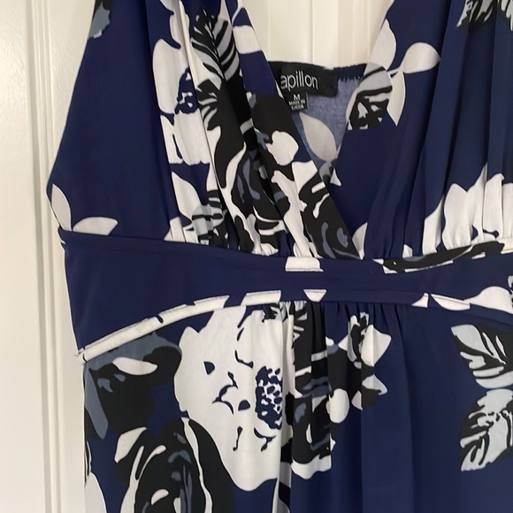 Papillon Dress size medium. - Picture 2 of 2